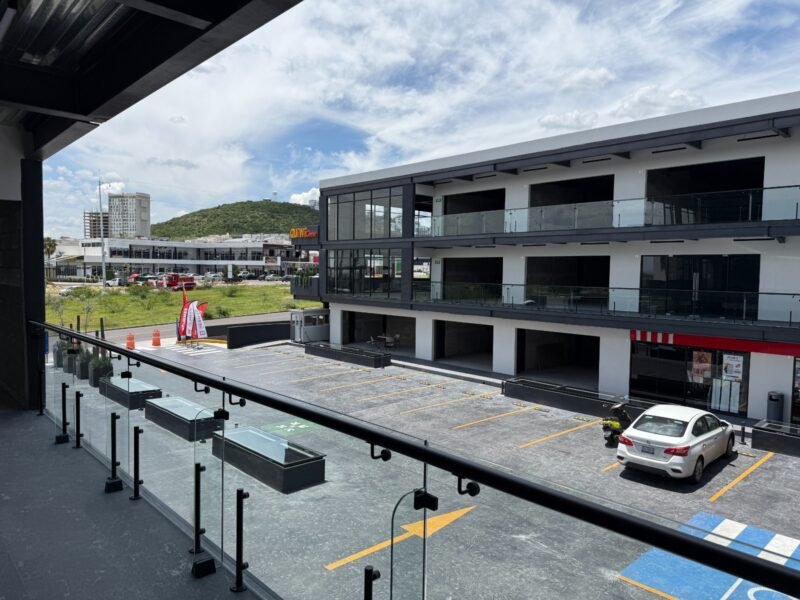 Local 13 en renta, Plaza Quiwi Juriquilla